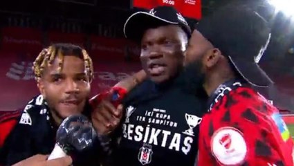 Aboubakar'ı bir türlü konuşturmadılar! Rosier'in takım arkadaşına öpücüğü röportaja damga vurdu