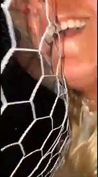 Aïe, elle coince son piercing dans un grillage