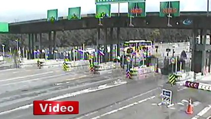 İnatçı sürücüler gişede işte böyle sıkıştı