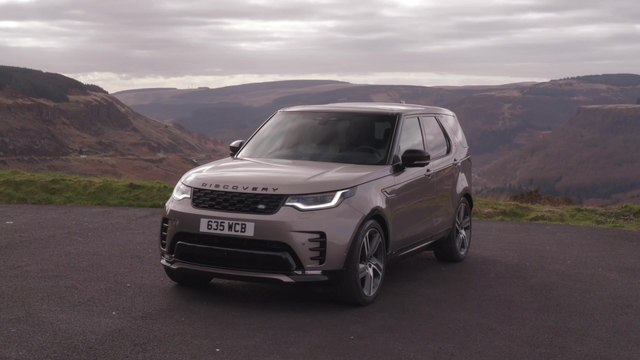 The new Land Rover Discovery R-Dynamic S P360 MHEV Design in Lantau Bronze