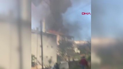 SULTANBEYLİ'DE 5 KATLI BİNANIN ÇATISI ALEV ALEV YANDI