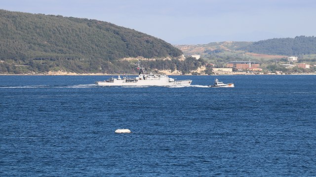 Fransız savaş gemisi Çanakkale Boğazı’ndan geçti