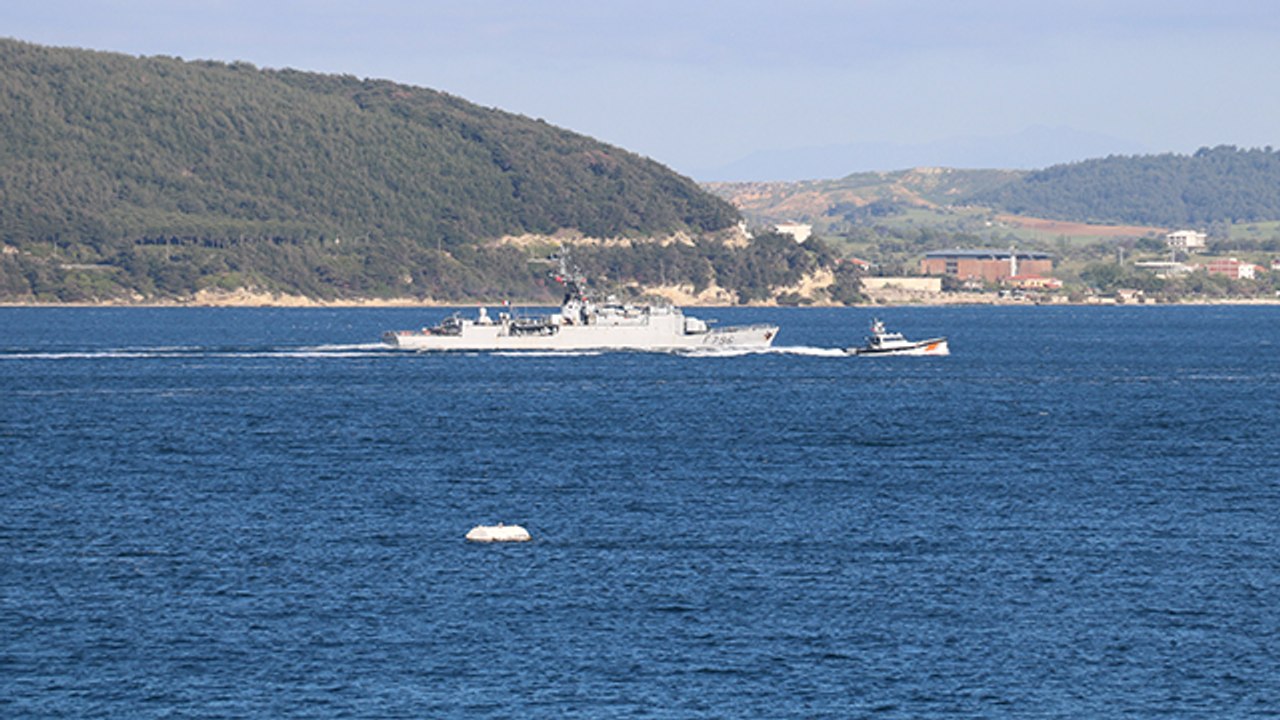 Fransız savaş gemisi Çanakkale Boğazı’ndan geçti