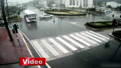 Trafik kazaları MOBESE kameralarına yansıdı