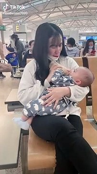 Mẹ khóc hết nước mắt tiễn con về nước tránh dịch