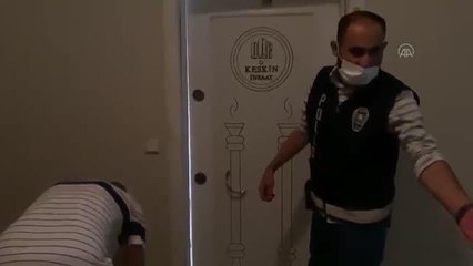 Evde mahsur kalan sokak kedisi kurtarıldı