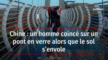 Chine : un homme coincé sur un pont en verre alors que le sol s’envole