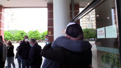 Antonio Tejado rompe a llorar en los brazos de Kiko Rivera tras perder a su padre
