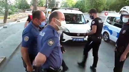 Turist maske için direndi, polislerin üzerine yürüdü