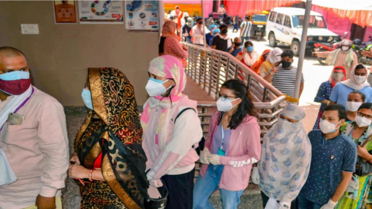 Long wait for vaccination at centres! Watch ground report