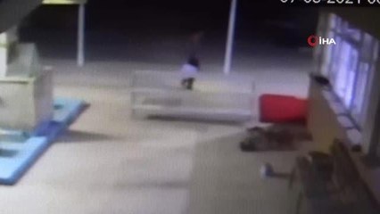 Caminin duvarlarına dadanan genç imam ve müezzini canından bezdirdi