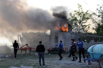 - Karaman'da evlerinin aşenesi yanan anne ile oğlu gözyaşlarına hakim olamadı