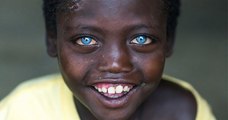 Ce garçon éthiopien possède l'un des plus beaux regards du monde, et cela lui a causé beaucoup d'ennuis