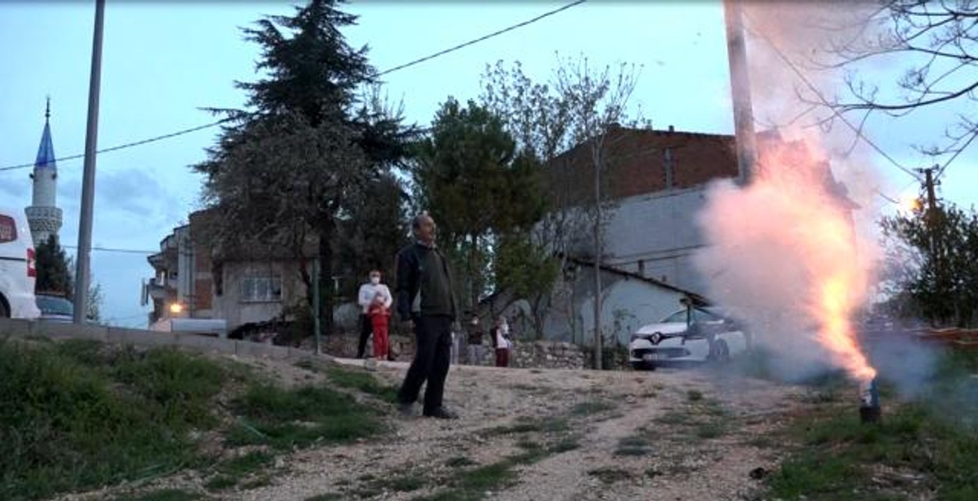 Bir buçuk asırlık ramazan topu geleneği ses bombası ile yaşatılıyor