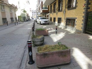 YOLLARI İŞGAL EDİLEN ENGELLİLER MAĞDUR OLUYOR