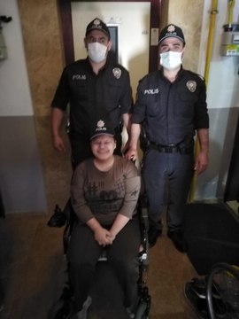 SMA hastası genç kıza polis ekiplerinden doğum günü sürprizi