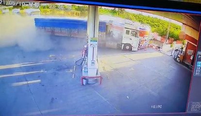 AKARYAKIT İSTASYONUNA DALAN TIR, TANKERE VE DUVARA ÇARPTI; KAZA ANI KAMERADA