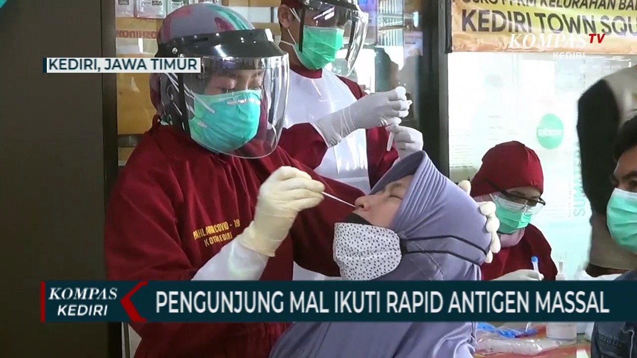 Pengunjung Pusat Perbelanjaan Ikuti Rapid Test Antigen Covid-19
