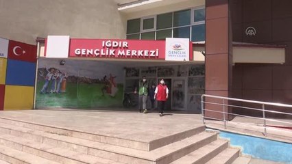 Gönüllü gençler yetim kardeşlerine sahip çıkıyor