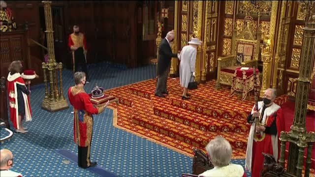 Primera aparición pública de la Reina Isabel de Inglaterra tras la muerte de su esposo