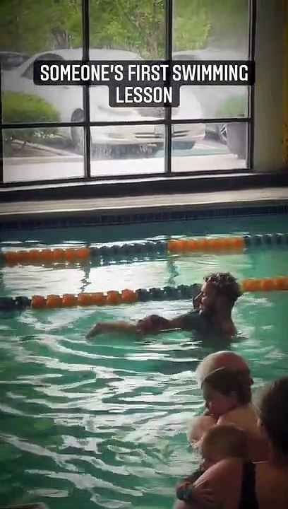 M. Pokora et son fils Isaiah à la piscine, le lundi 10 mai 2021.