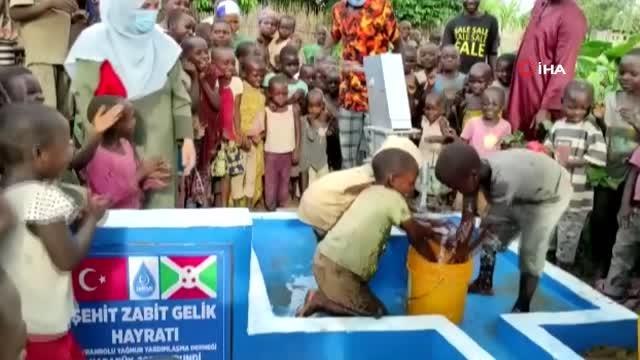 - Afrika'ya yağmur oldular- Safranbolulu hayırsever çift, yardımseverlerin desteğiyle Burundi ve Uganda'da 36 su kuyusu açarken, 2 bin gıda paketi...