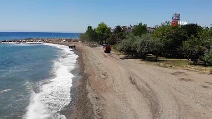 Tam kapanmayı fırsata çevirip plajları temizliyorlar