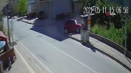 Son Dakika | Otomobilin çarptığı yaya bahçeye uçtu, o anlar kameraya böyle yansıdı