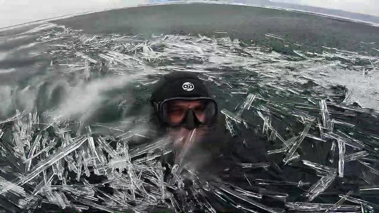 Nager dans des aiguilles de glace ou Pipkrake dans le lac Baïkal en Russie