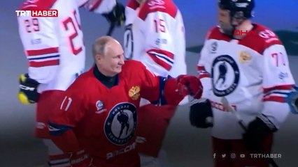 Vladimir Putin buz hokeyi için sahaya indi