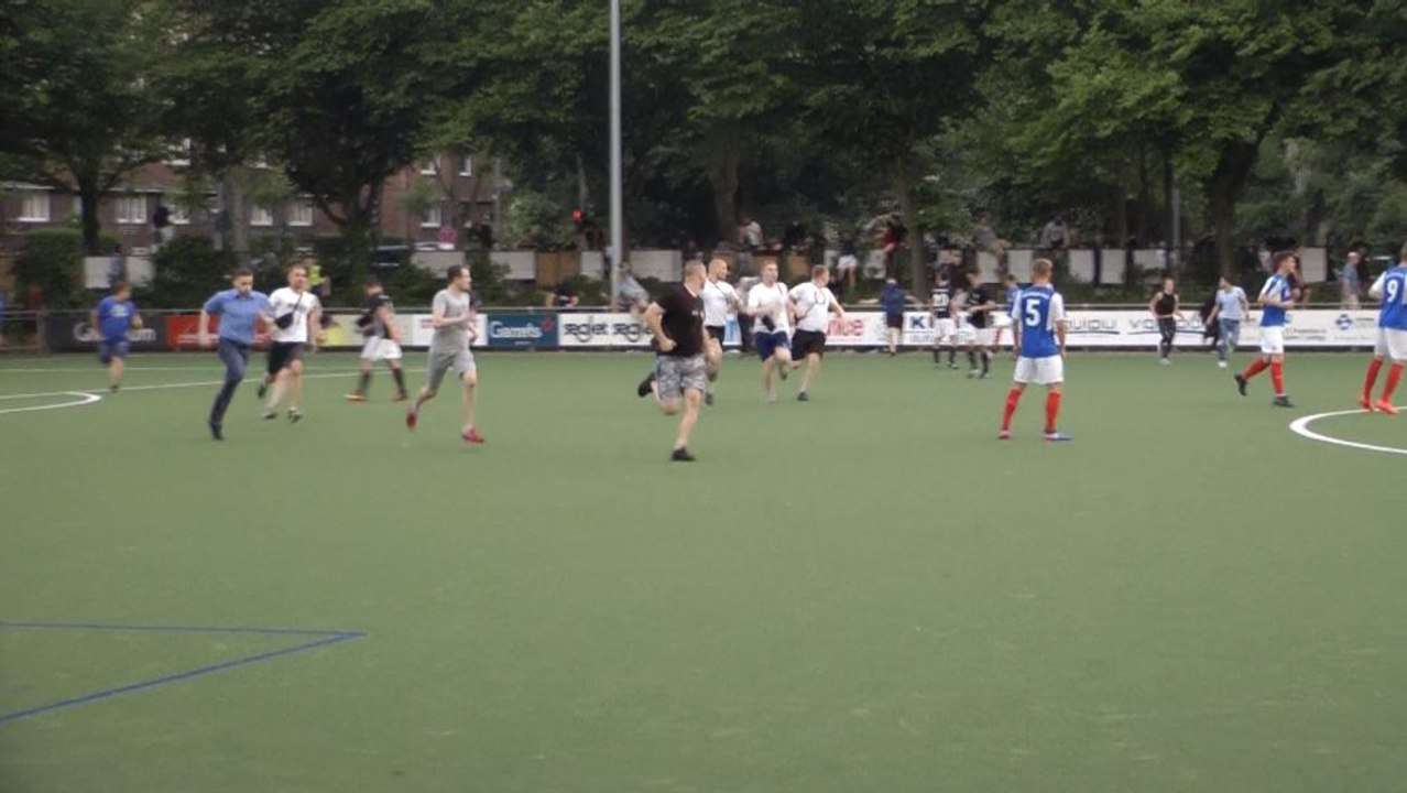 Kiels Regionalliga-Aufstieg - Platzsturm vermiest Feier