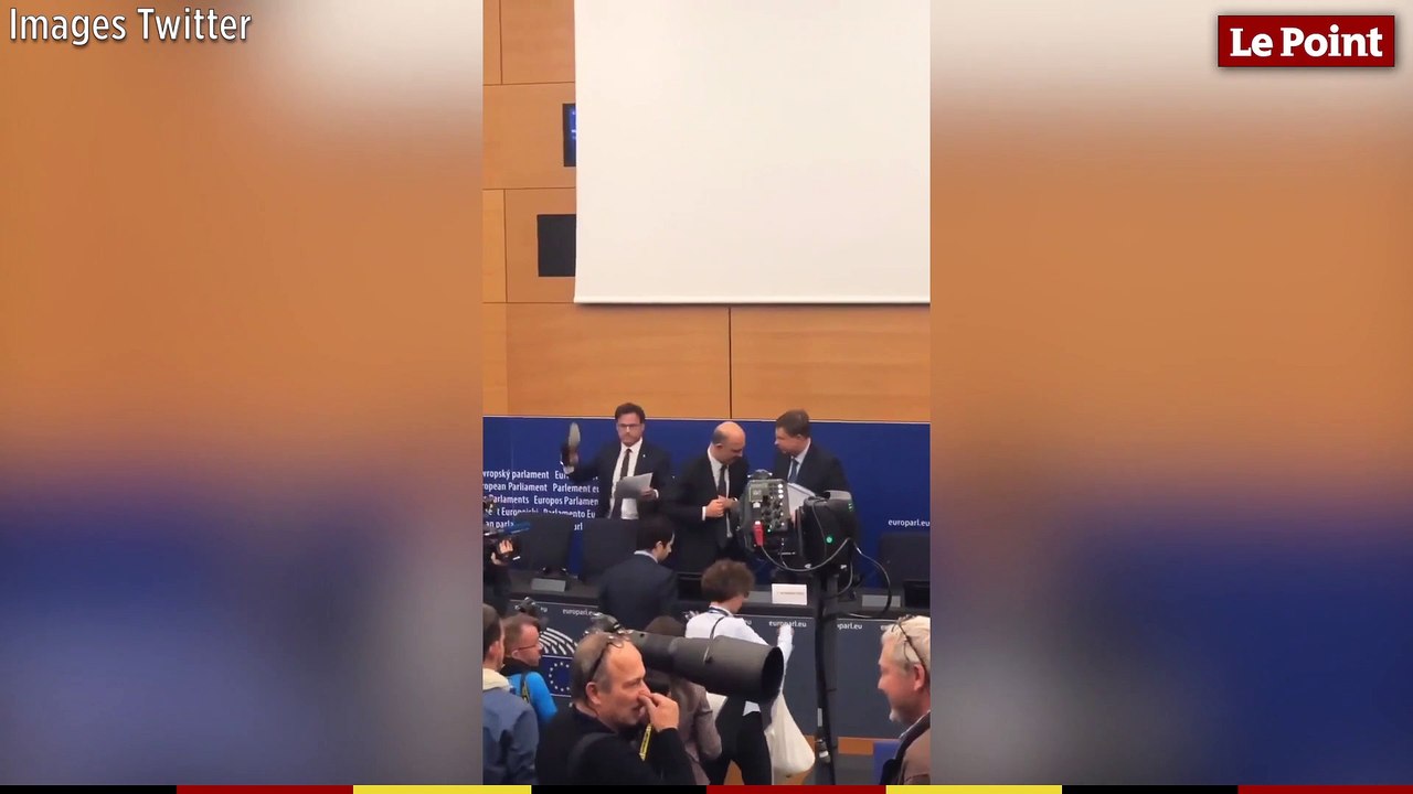 Un député italien écrase les notes de Pierre Moscovici avec sa chaussure