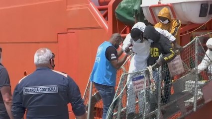 More than 2,000 migrants arrive on Italian island by boat