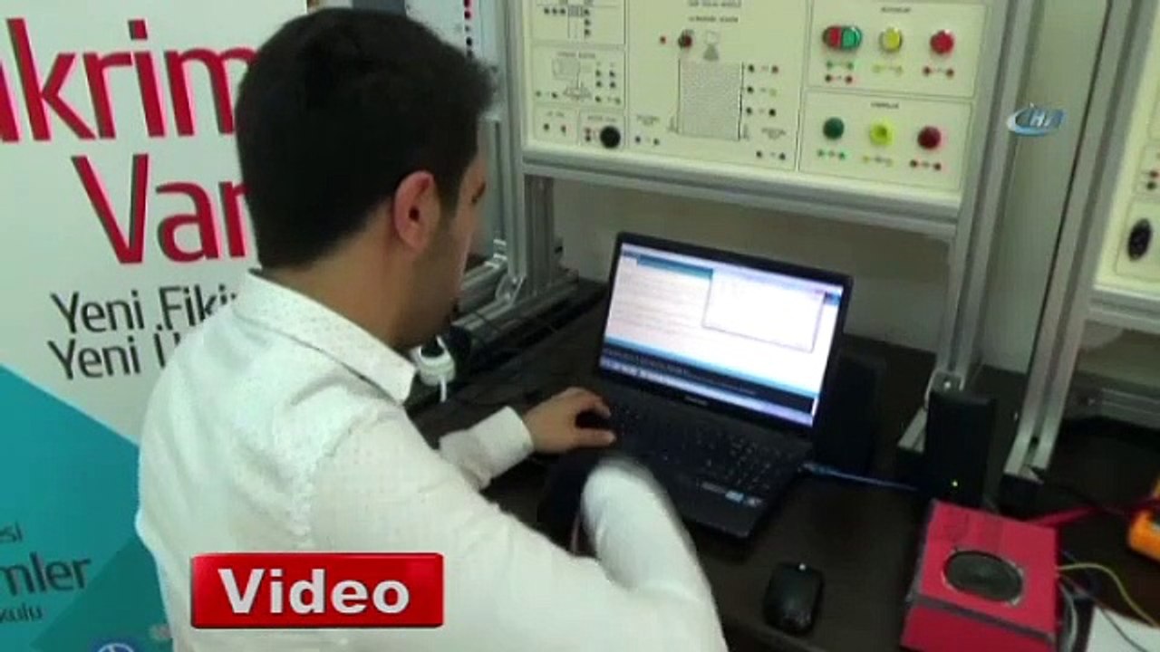 İşitme engeli olanlar için konuşan eldiven yaptı