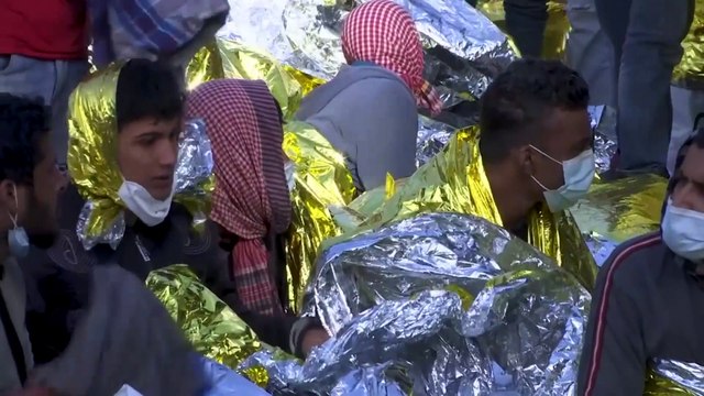 Lampedusa di nuovo sovraffollata di migranti (con pochi medici e posti letto)