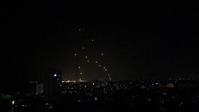 Gaza: le Hamas affirme avoir lancé 130 roquettes en direction de Tel-Aviv