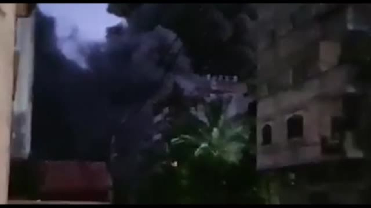 Bombas israelíes derriban un edificio de viviendas en Gaza