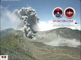 La violente éruption du volcan Turrialba filmée en accéléré