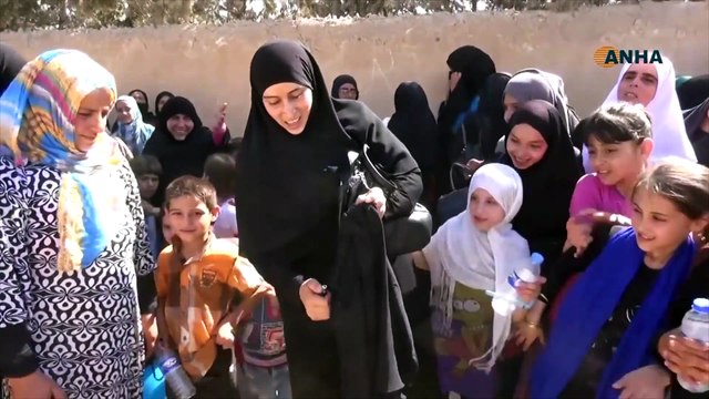 Une femme brûle son niqab pour célébrer une victoire kurde sur Daech.