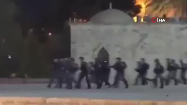 - İsrail güçleri, Mescid-i Aksa'da ibadet edenlere saldırdı