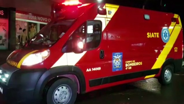 Colisão de trânsito envolvendo carro e moto no Centro deixa homem ferido