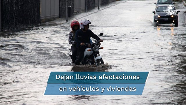 Intensas lluvias arrastran varios vehículos en Queretaro