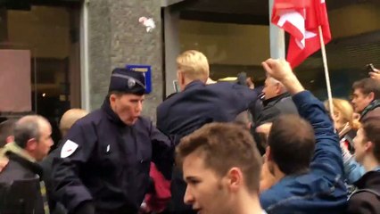Emmanuel Macron essuie des jets d'oeufs à Montreuil