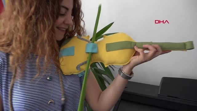 ÇOCUKLARA ENSTRÜMANLARI PELÜŞ OYUNCAKLARLA SEVDİRİYOR