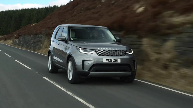 The new Land Rover Discovery SE D300 MHEV in Eiger Grey Driving Video