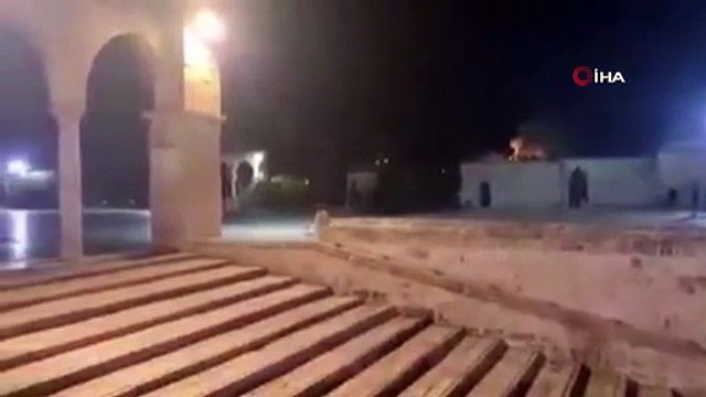 İsrail güçleri, Mescid-i Aksa'da ibadet edenlere saldırdı