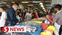 Shoppers crowd market on the eve of  Hari Raya