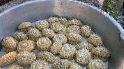 Hatay'da bayram kömbesi geleneği devam ediyor... Kadınlar yapıyor, erkekler pişiriyor