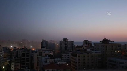 İsrail, Gazze'de sivillerin yaşadığı 12 katlı Hanady Kulesini hava saldırısıyla yıktı (4)