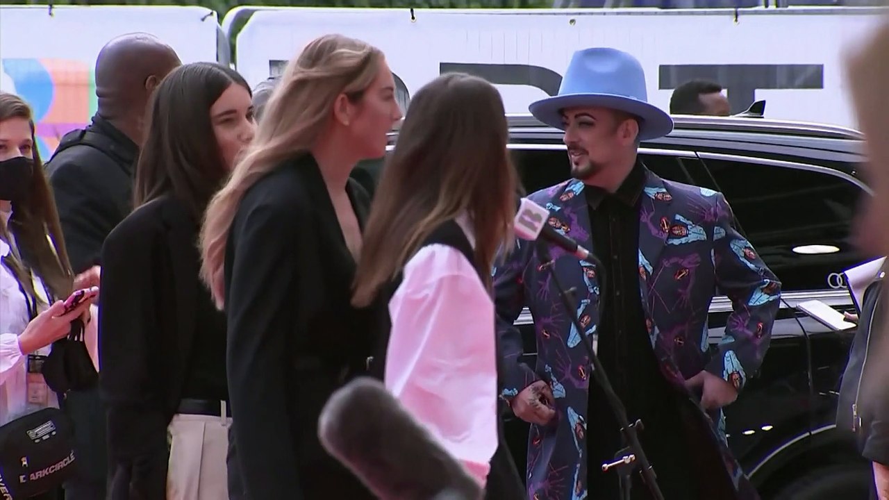 Weibliche Preisträger dominieren Brit Awards live vor 4.000 Menschen